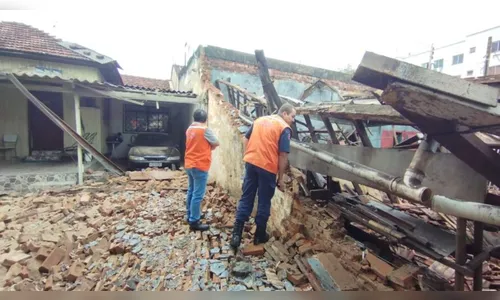 Moradores de Londrina vivem momentos de terror após barracão desabar