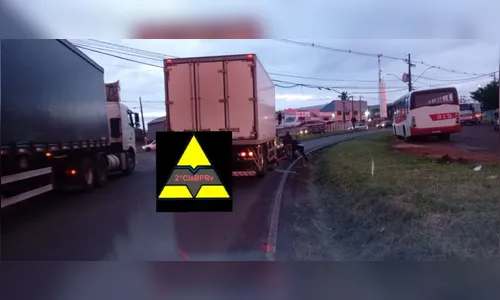 Ciclista fica em estado grave após bater contra caminhão na PR-170