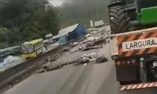 Ônibus escolar se envolve em acidente com caminhões na BR-116