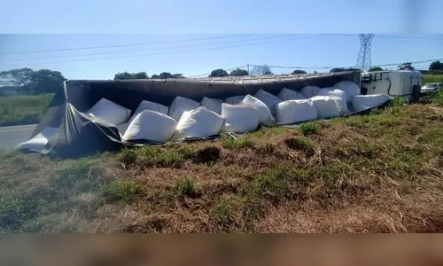 Carreta com mais de 30 mil quilos de fubá tomba em Maringá