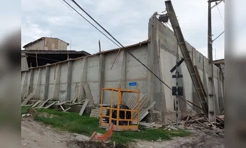 Telhado de armazém desaba e oito pessoas ficam feridas no PR