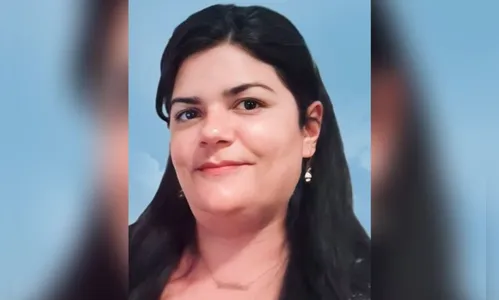 Professora morre após atingir árvore na PR-442; veículo partiu ao meio