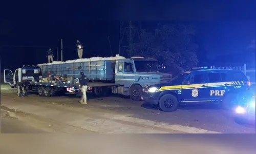 PRF apreende 2,3 toneladas de maconha em carreta, em Londrina