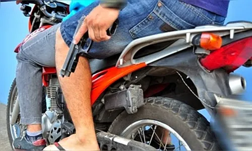 Dupla armada em moto rouba caminhonete Hilux, em Arapongas