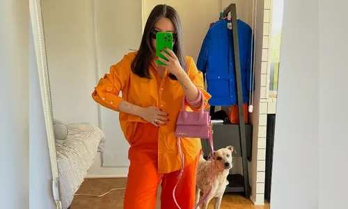 Cachorra viraliza na web 'julgando' os looks da dona; assista