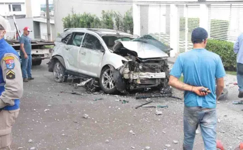 A motocicleta foi arrastada por aproximadamente 50 metro e ficou embaixo do veículo