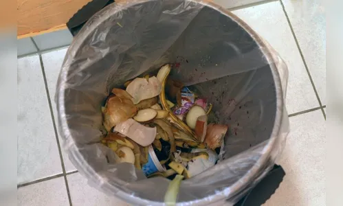 Afronta e confusão: mulher invade pátio de máquinas e despeja lixo