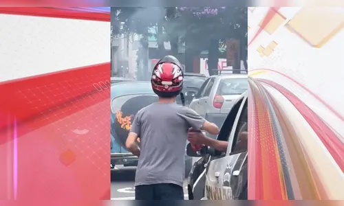 Motor de Fusca pega fogo em Apucarana e motorista recebe ajuda; veja