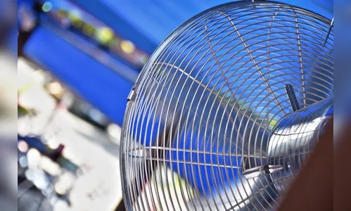 Ventilador de lanchonete pega fogo no centro de Apucarana