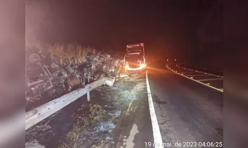 Carreta capota e pega fogo na PR-445 durante a madrugada