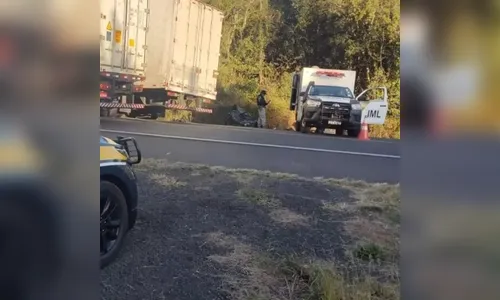 Três pessoas morrem em acidente entre carro e caminhão na BR-277