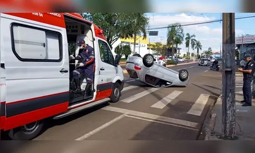 Motorista perde o controle, bate no meio-fio e capota, em Arapongas