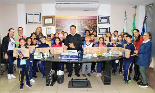 Arapongas distribui mais de 12 mil kits pedagógicos para estudantes