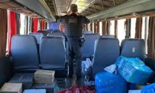 Receita Federal apreende ônibus com R$ 500 mil em mercadorias PR-445