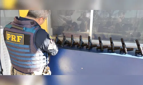 PRF apreende 11 pistolas com mulher que viajava em ônibus, no Paraná