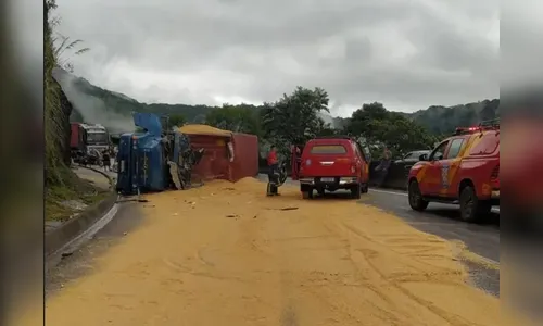 BR-277 segue interditada após acidente com morte envolvendo caminhões