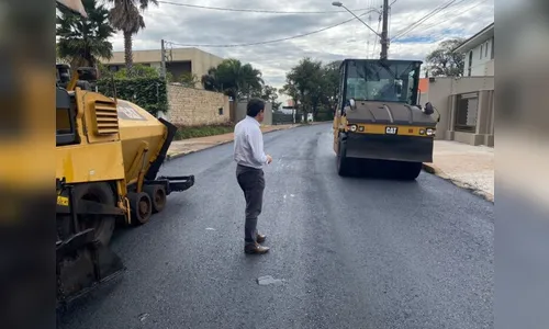 Rua da área central de Apucarana recebe recape asfáltico