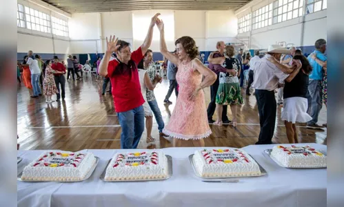 Baile especial em homenagem às mães reúne idosos no Sesc Apucarana