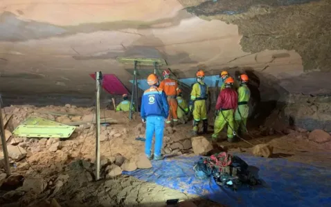 Bombeiros trabalham no resgate de vítimas na Gruta Duas Bocas