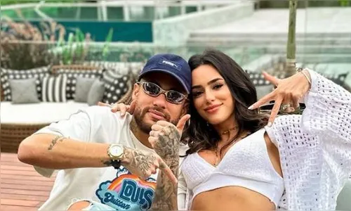 Namorada de Neymar posa de biquíni e exibe barriga de gravidez; veja