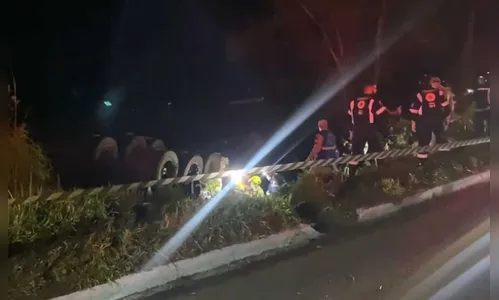 Carreta tomba sobre veículo e mulher morre na PR-466