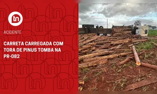 Carreta carregada com tora de pinus tomba na PR-082