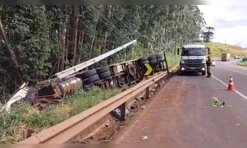 Mulher fica ferida após tombamento de carreta na PR-444 em Arapongas