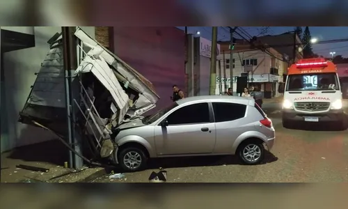 Carro destrói trailer de lanche em Arapongas; motorista fica ferido