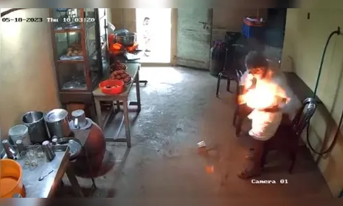 Celular explode no bolso da camisa de homem em restaurante; vídeo