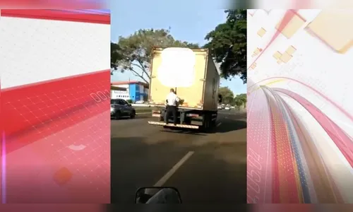 PR: homem fica ferido após cair de caminhão enquanto pegava 'rabeira'