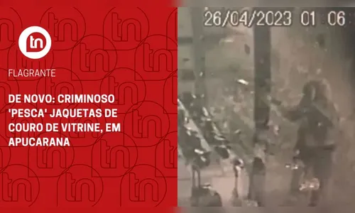 De novo: criminoso 'pesca' jaquetas de couro de vitrine, em Apucarana