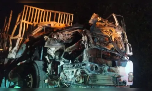 PRF registra acidente grave entre colheitadeira, caminhão e carro