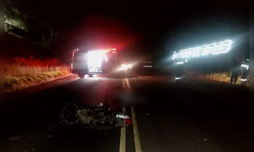 Jovem morre após batida frontal entre moto e caminhão na PR-092