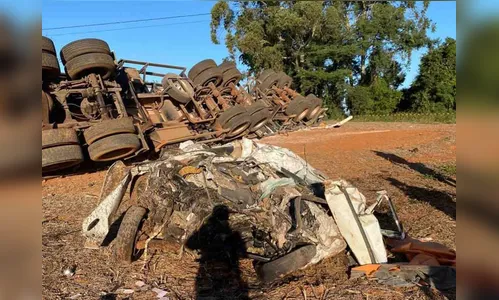 Motorista de carro morre em colisão frontal com bitrem na PR-272
