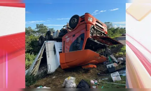 Caminhoneira fica ferida após carreta com frango capotar na BR-163
