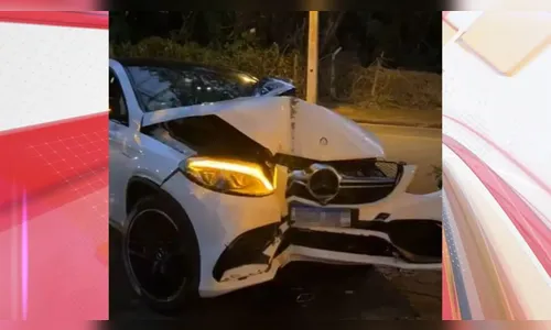 Motorista com carro de luxo causa acidente após fugir da PMPR