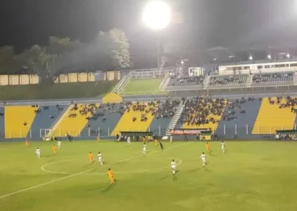 Equipe de Arapongas perdeu jogando no Estádio dos Pássaros no último sábado (13)