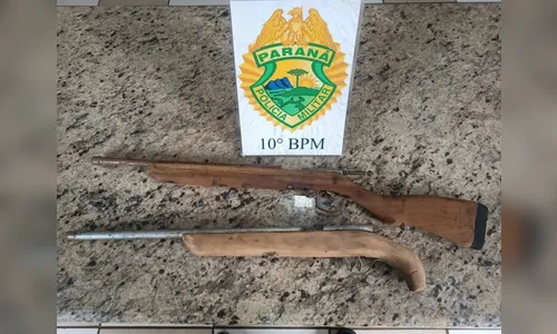 Homem é preso após agredir e tentar enforcar esposa; PM apreende armas