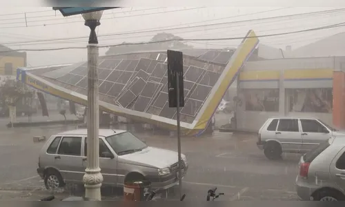 Câmera filma momento que cobertura de posto desaba durante temporal