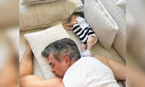 Claudia Raia encanta ao publicar novas fotos do filho com o marido