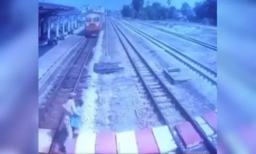 Homem salva idosa de ser atropelada por trem; assista o vídeo