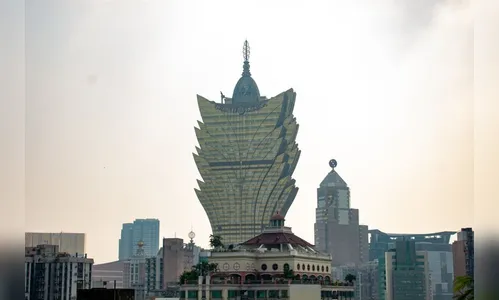 Hóspede sente mau cheiro e encontra cadáver embaixo da cama de hotel