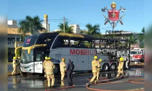 Ônibus de turismo com 25 jogadoras de futebol pega fogo
