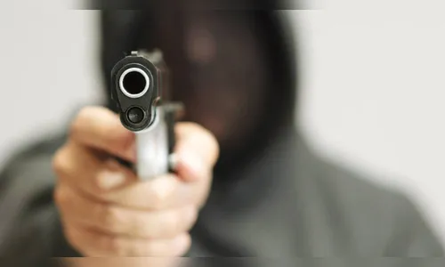 Ladrão armado rouba celular de homem em plena luz do dia em Ivaiporã