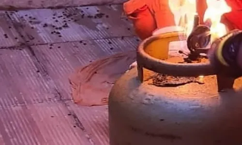 Após discussão por causa de Tik Tok, mulher coloca fogo em residência