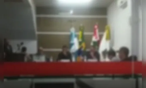 Homem apanha de cinta de servidor público em SC; vídeo