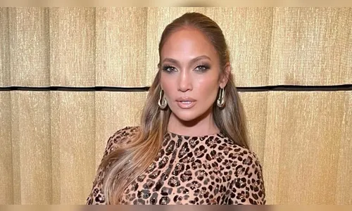 Aos 53 anos, Jennifer Lopez choca ao mostrar rosto sem maquiagem