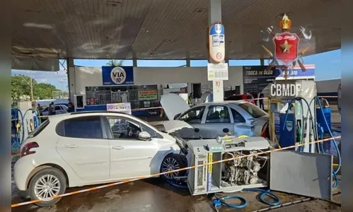 Carro desgovernado invade posto e destrói bomba de combustível