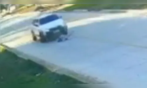 Bebê é atropelado enquanto engatinhava em rua do RS; veja