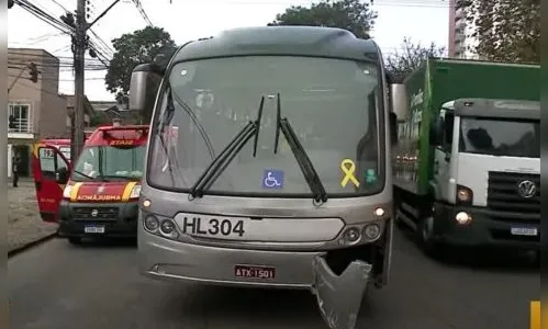 Acidente com ônibus deixa motociclista em estado grave no PR